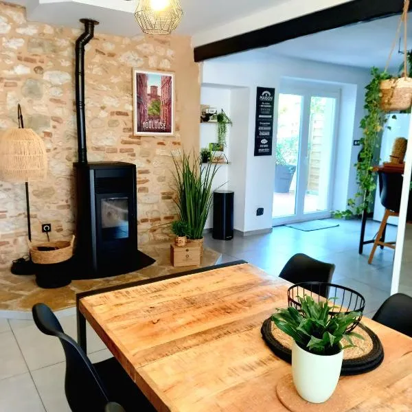 Gîte Abelia avec extérieur，位于拉沃尔的酒店