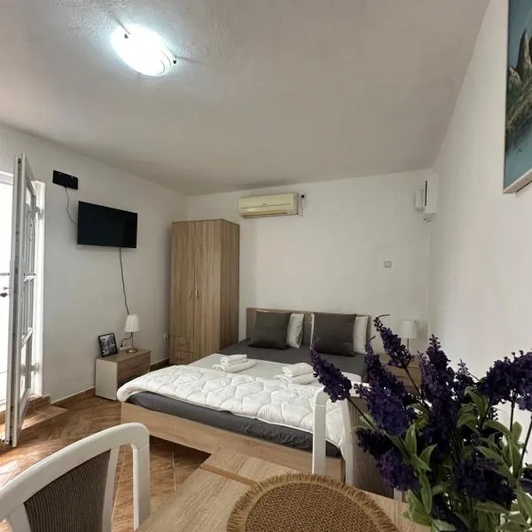 Apartman Nina，位于里桑的酒店