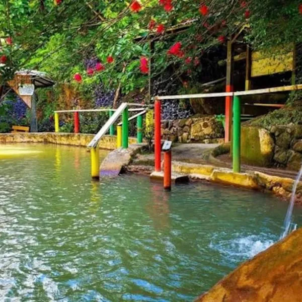 Tia's Bamboo Cottages Restaurant, Bar & Sulphur Spa，位于罗索的酒店
