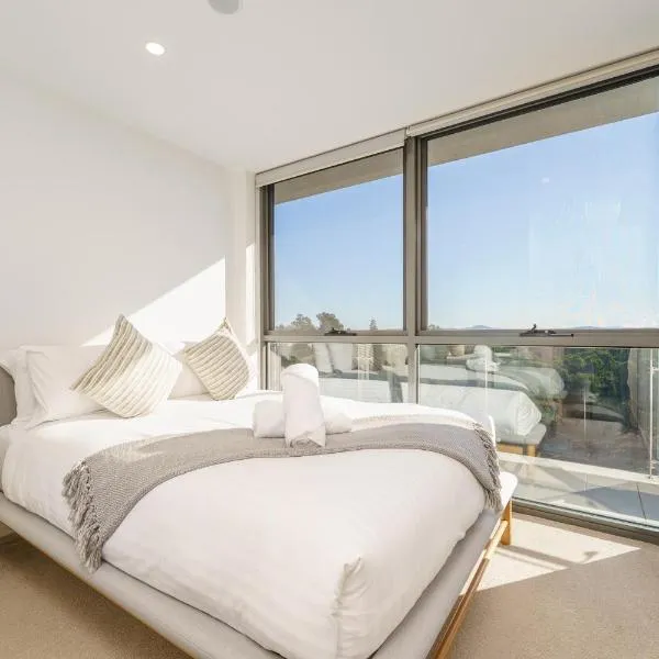Top-Floor Apartment Near Shops and Aboretum views - Hosted by Canstay，位于Phillip的酒店