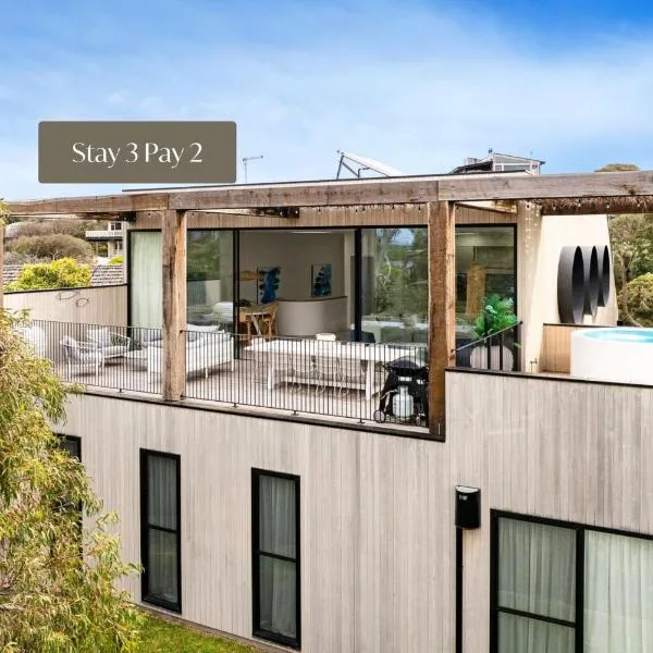 Santorini Blue Sorrento with heated spa and stunning views，位于索伦托的酒店
