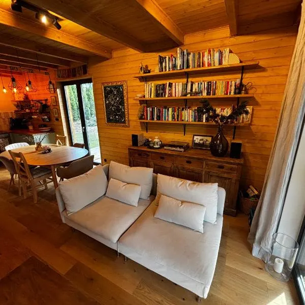 Bór i Woda - klimatyczny, drewniany dom w sercu jezior i lasów，位于Niesiołowice的酒店