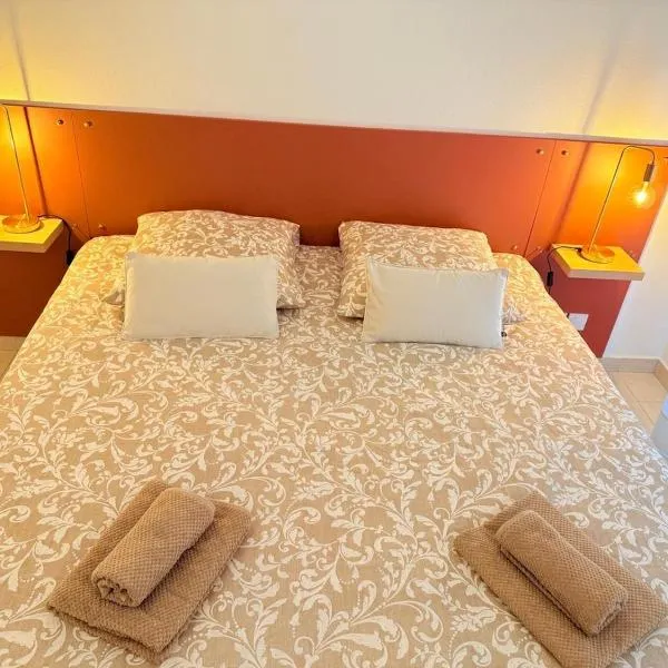 Les 3 Îles Appartement 2 pièces climatisé à 50 m des plages，位于昂蒂布的酒店