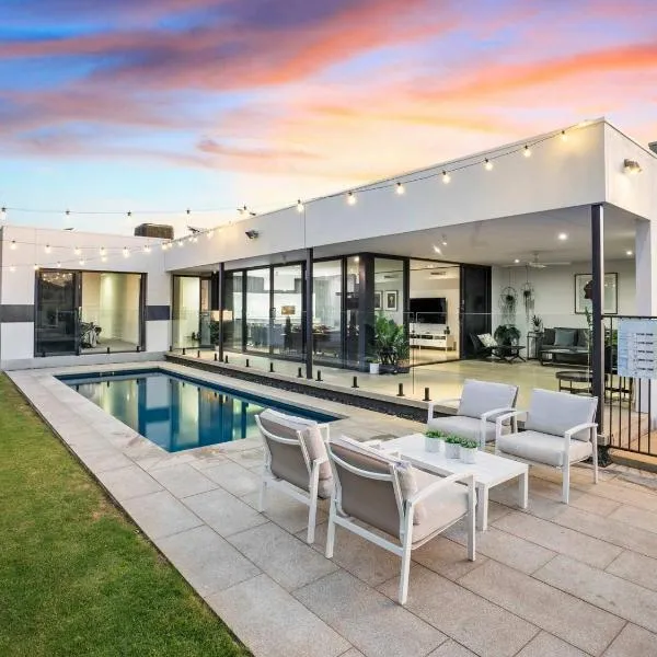 The Sinatra Holiday House in Mulwala - 10 individual beds，位于穆尔瓦拉的酒店