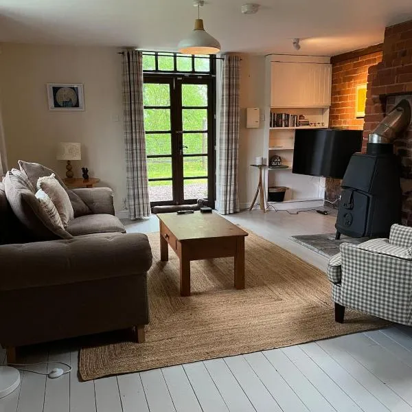 The Smithy, Wonderful Riverside Accommodation，位于Bodenham的酒店