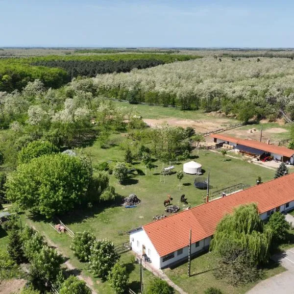 Akácliget Vendégház és Major，位于Ófehértó的酒店