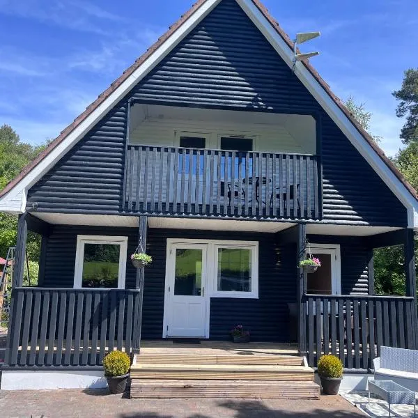 Cosy Lakeside Chalet With Option to add Private Hot Tub，位于Duneena的酒店