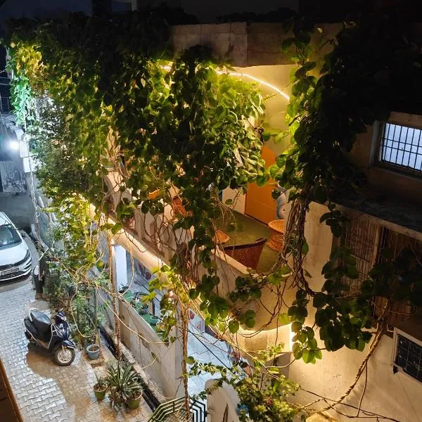 Manavi Hostel Near by Mathura Railway Station，位于马图拉的酒店