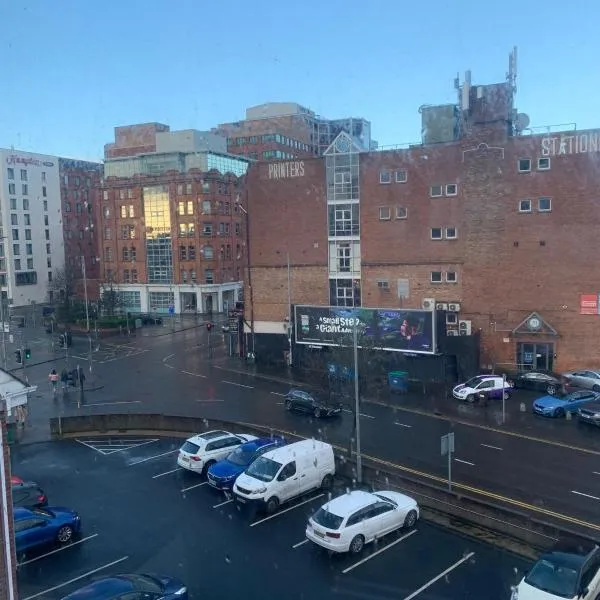 Large 2 bedroom 2 bathroom x6 person city center apartment with free underground parking，位于贝尔法斯特的酒店