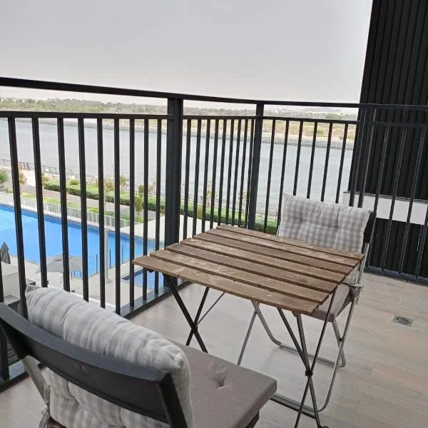 Yas Canal 1 Luxury Apartment by the Canal Near F1，位于阿布扎比的酒店