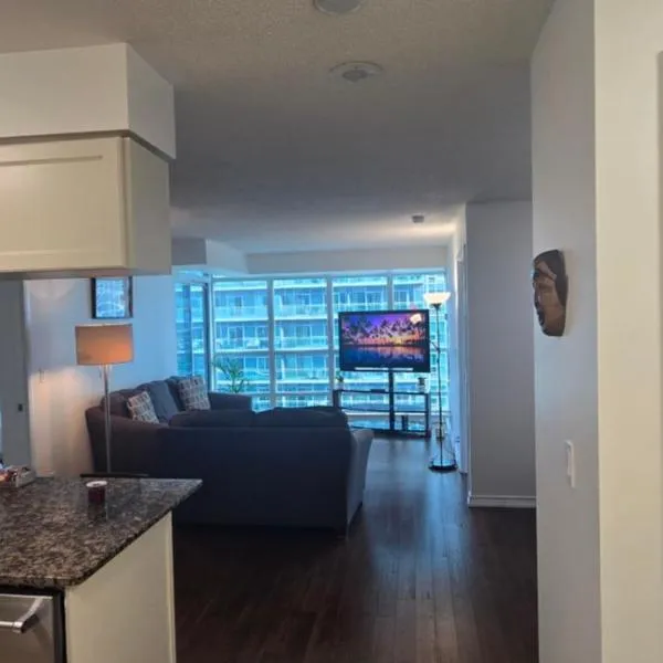 Lovely condo near Lake Ontario，位于多伦多的酒店