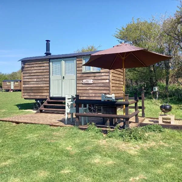Under the Stars Shepherds Huts at Harbors Lake，位于Newchurch的酒店