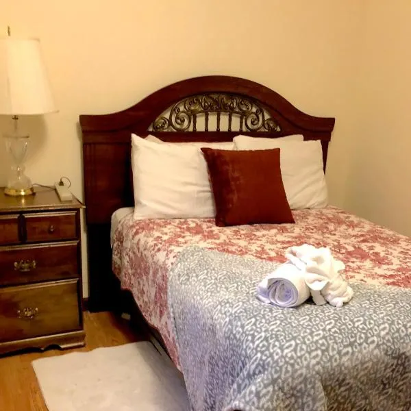 Glacier Guest Room - PRIVATE ROOM IN SHARED HOUSE REDUCED PRICE ON TOURS，位于朱诺的酒店