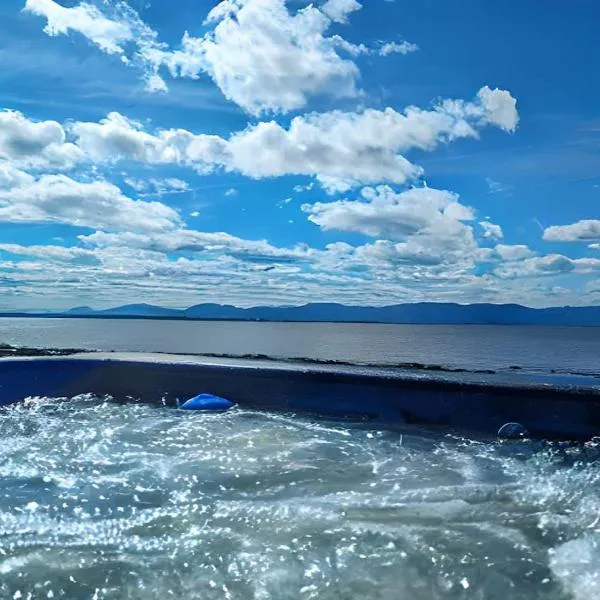 Chalet #2 Waterfront with Spa, Fireplace Wifi & AC，位于Cap-Saint-Ignace的酒店