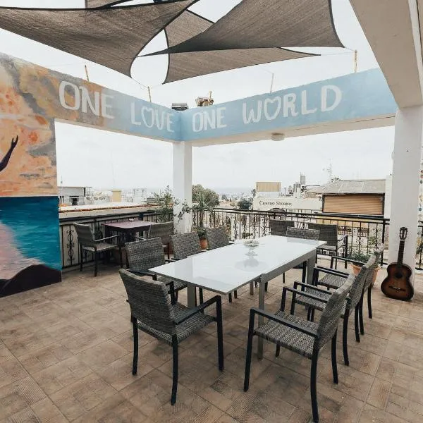 One Love One World Ayia Napa Square Hostel，位于阿依纳帕的酒店