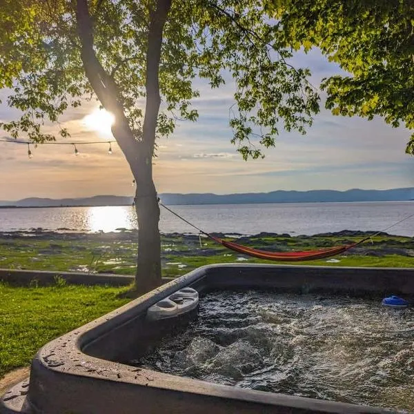 Chalet #7 Waterfront with Spa, Fireplace Wifi & AC，位于Cap-Saint-Ignace的酒店