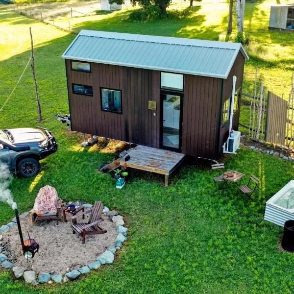 Blackiron Tiny House by Tiny Away，位于Thoopara的酒店