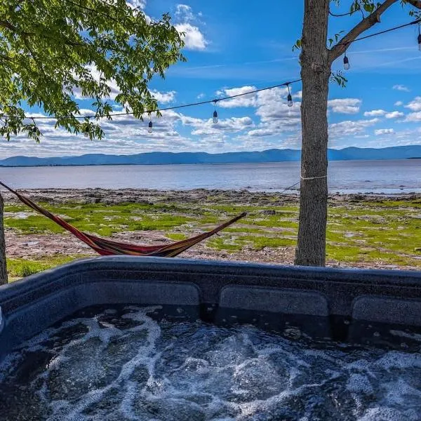 Chalet #9 Waterfront with Spa, Fireplace Wifi & AC，位于Cap-Saint-Ignace的酒店