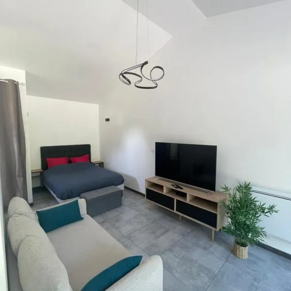 Maison avec grand espace en hauteur，位于Saint-Georges-des-Côteaux的酒店