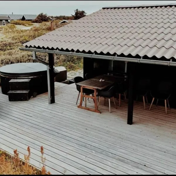 Sommerhus ved vestkysten，位于洛肯的酒店