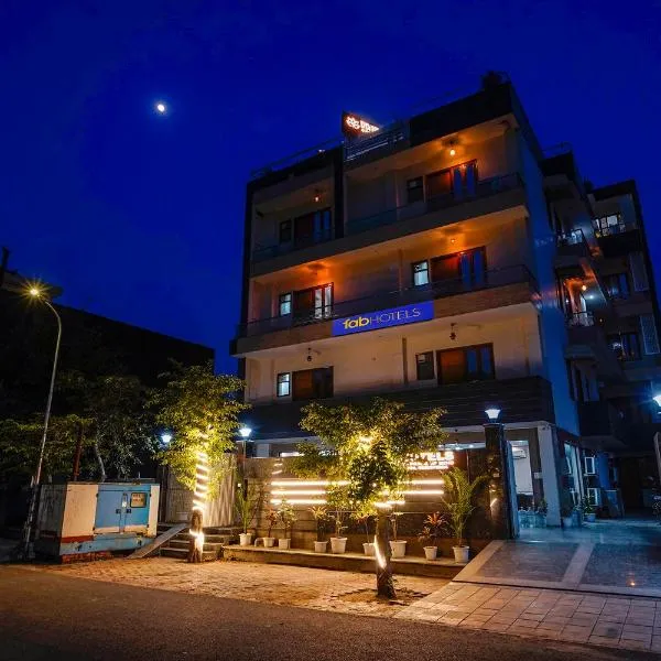 FabHotel Divine & Banquet，位于诺伊达的酒店