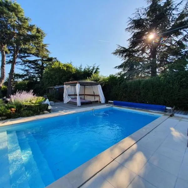 Maison 8 personnes avec piscine chauffée en Ardèche Safari Peaugres，位于Roiffieux的酒店