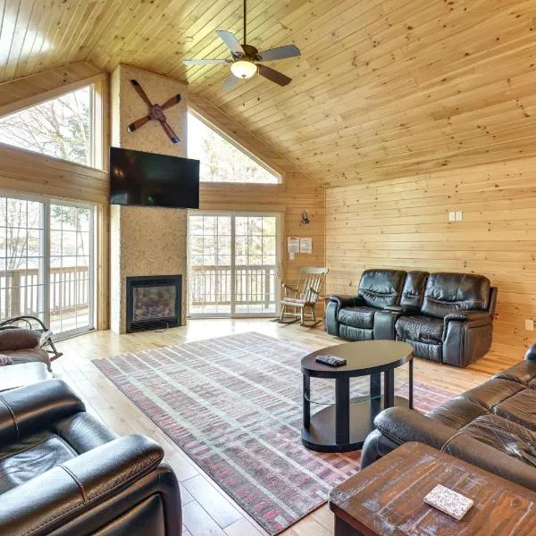 Waterfront Davis Pond Cabin with Dock and Kayaks!，位于Holden的酒店