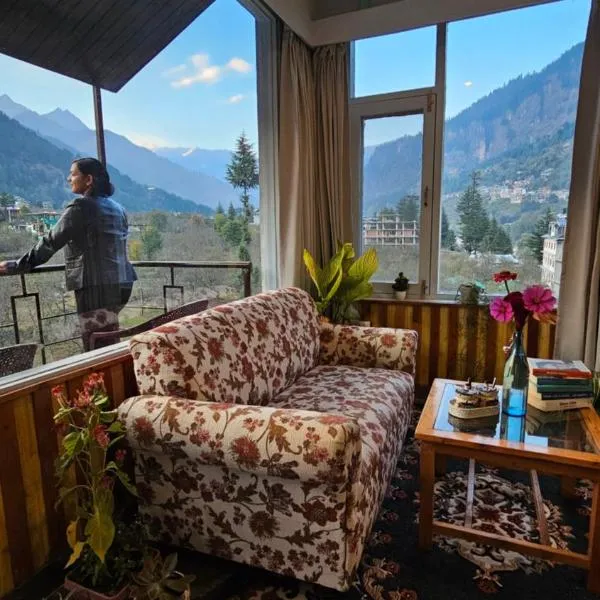 Resort Apple Flower by Rohtang Family Hotels- Balcony & Mountain View, Near Mall Road, Personal Parking，位于马拉里的酒店