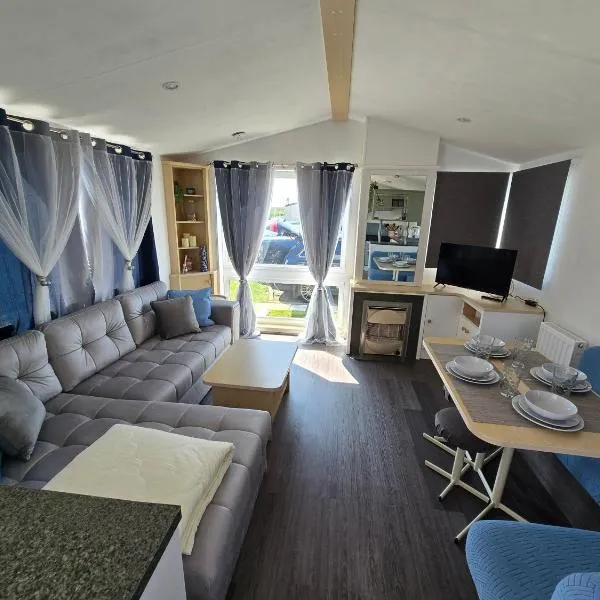 FI005 Loomy Escapes Caravan at St Osyth Beach Essex，位于Saint Osyth的酒店