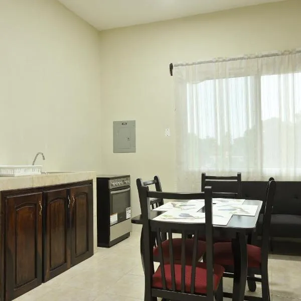 1 Apartamentos Petenchel, por Aeropuerto Flores Peten 1，位于Santa Elena的酒店