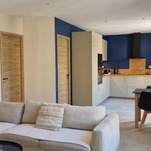 SUPERBE APPARTEMENT porte de la Cité Médiévale à SOMMIERES entièrement rénové très bien équipé 6 pers balcon clim parking privé devant，位于索米耶尔的酒店