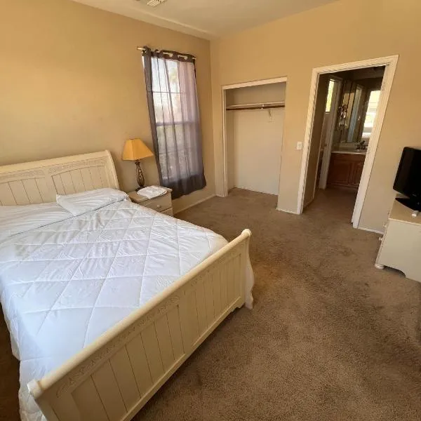 Goodyear Cul-de-sac Room 1,位于嘉年的酒店