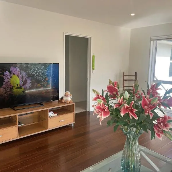 Spacious 3 BR house near sumner,位于基督城的酒店