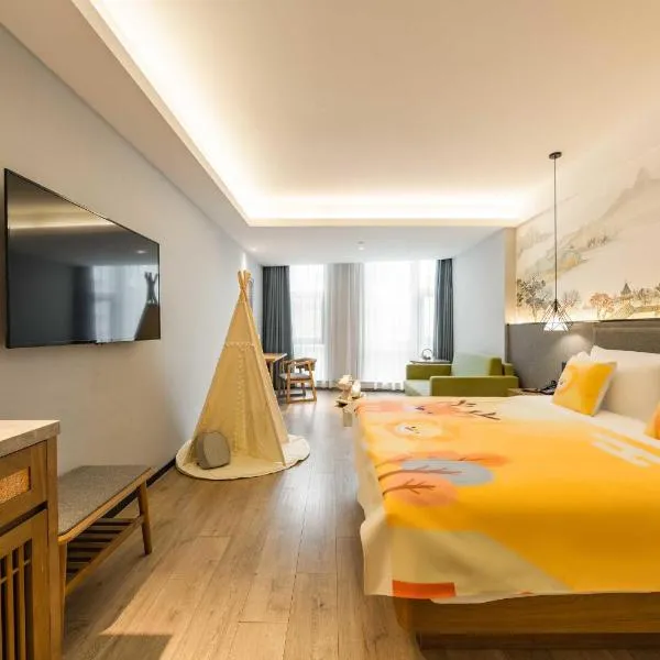 杭州西湖定安路地铁站亚朵X酒店，位于杭州的酒店