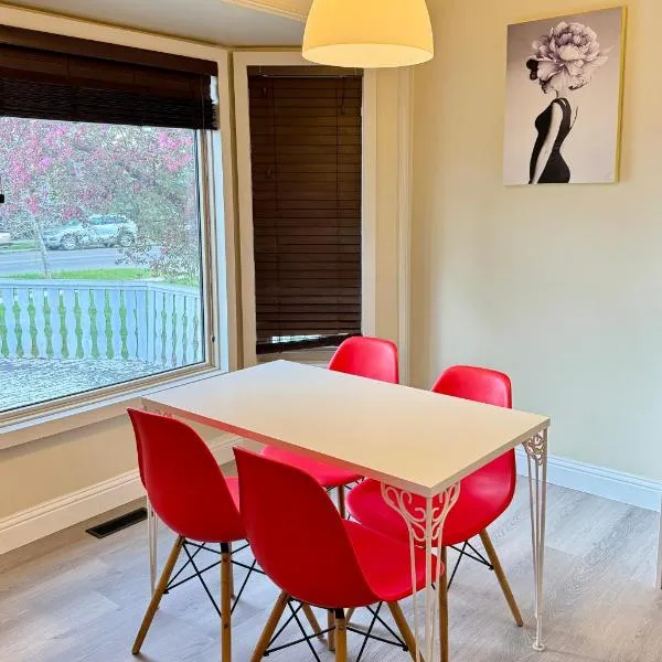 Banff mountain House&30 second Bus station Close C-Train& Free Parking，位于卡尔加里的酒店