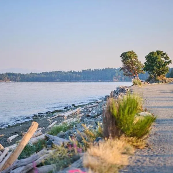 Victoria's Family Oceanside Retreat, brand new 2br basement，位于Colwood的酒店