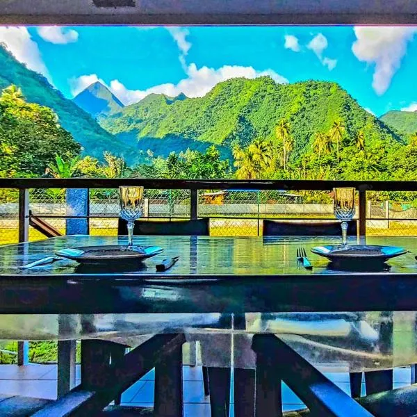 Teahupo'o Lodge - Studio climatisé Ume Tarei - canoes gratuits, cuisine avec vue sur la mer et terrasse avec vue sur montagnes，位于Teahupoo的酒店