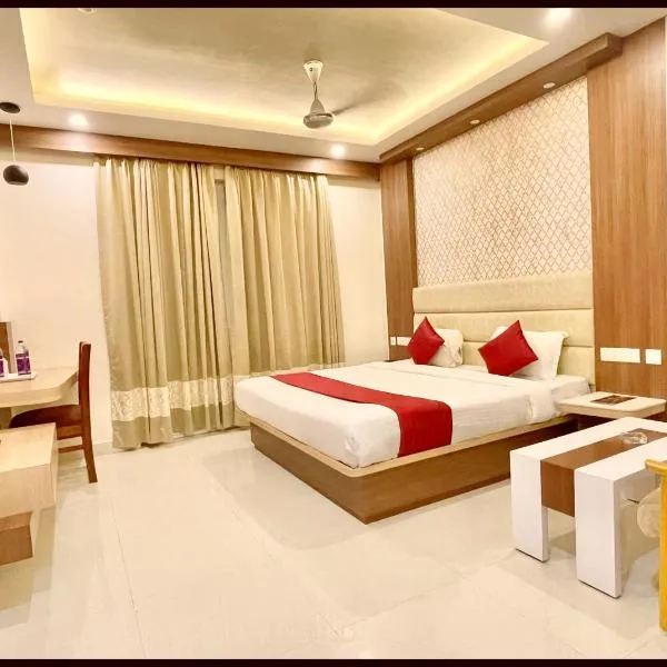 HOTEL KUVER # PALACE Near Sea Beach - Jagannath temple - Restaurant and Lift Facilities - Fully Air Conditioning Hotel - A Top Rated Hotel，位于普里的酒店