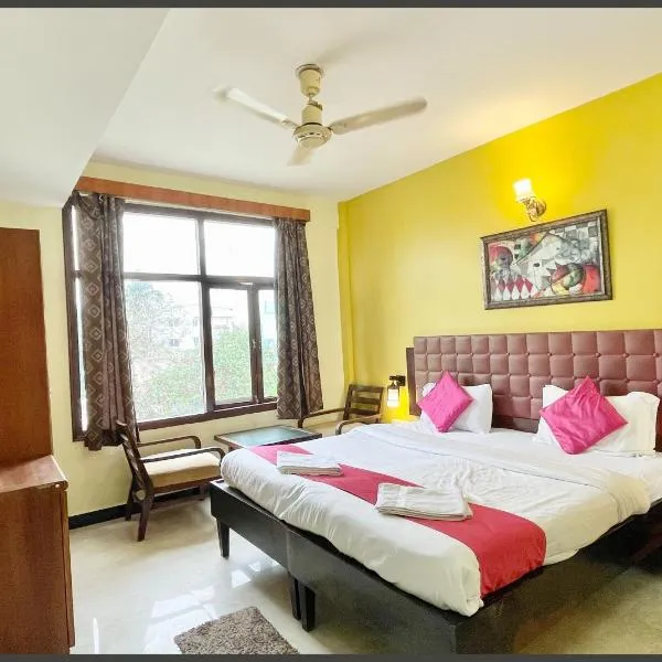 HOTEL THE SURYA # BEACH Near Sea Beach & Jagannath Tempe - Restaurant- Lift and Parking Facilities - Fully Air Conditioning Room - Best Hotel In Puri，位于普里的酒店
