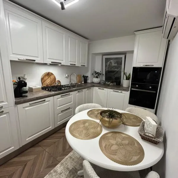 Romina b&b，位于Hîrşova的酒店