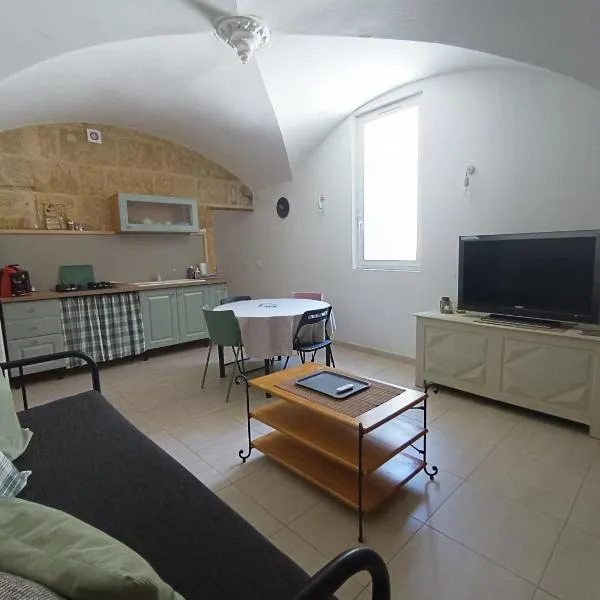 Dans maison de maître, appartement indépendant.，位于Montfrin的酒店