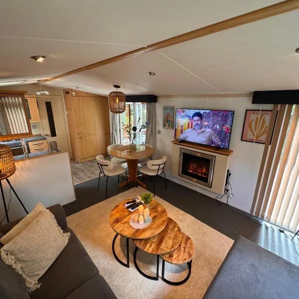 VELUWE CHALET HOENDERLOO Private Jacuzzi, Park Swimming Pool and Children's Entertainment，位于洪德洛的酒店