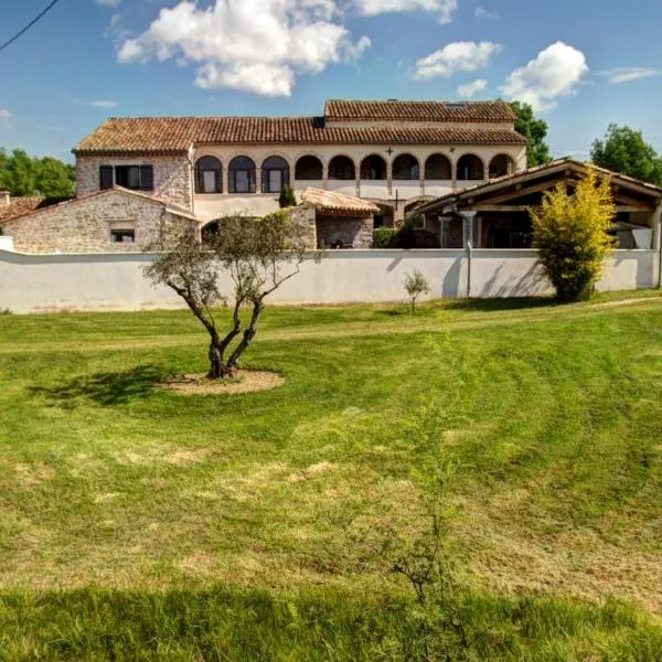 Mas en Pierre "entre Gard et Ardèche" avec jardin，位于圣维克托德马尔卡普的酒店