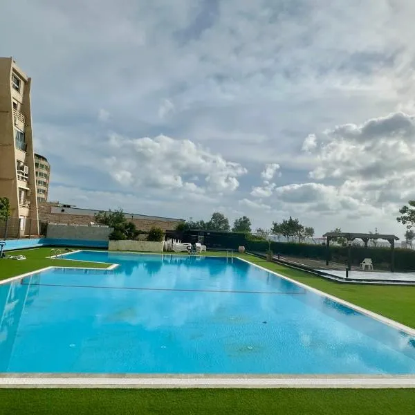 Jacuzzi, Pool & Sunset by the Sea，位于纳哈里亚的酒店