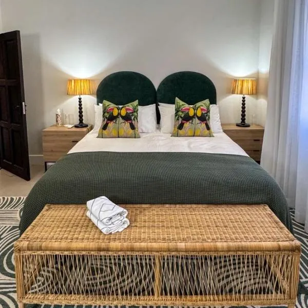 Stunning Home in Hermanus Town Centre，位于赫曼努斯的酒店