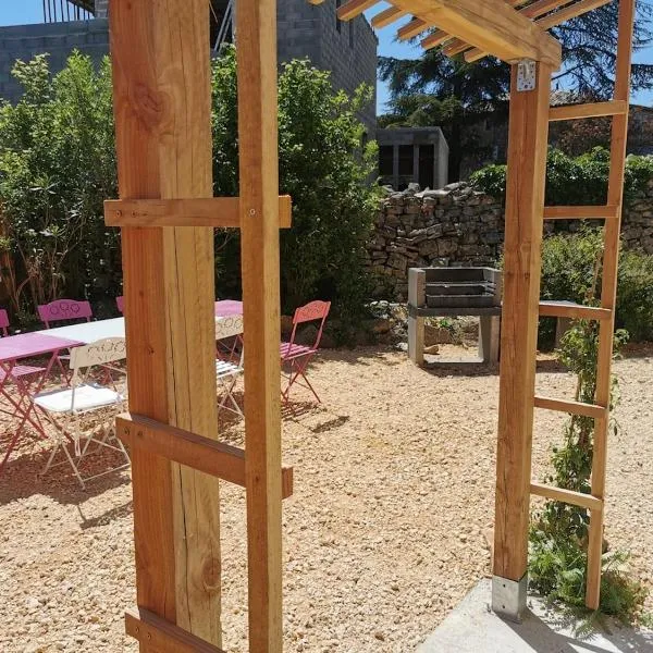 Hébergement avec jardin，位于Le Garn的酒店