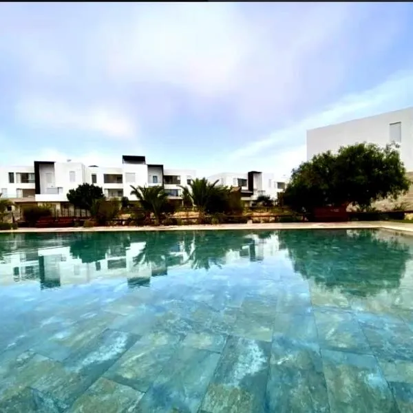 2 minutes de la plage , Résidence Tamourrit, Taghazout Bay , vue mer , golf , piscine，位于塔哈佐特的酒店