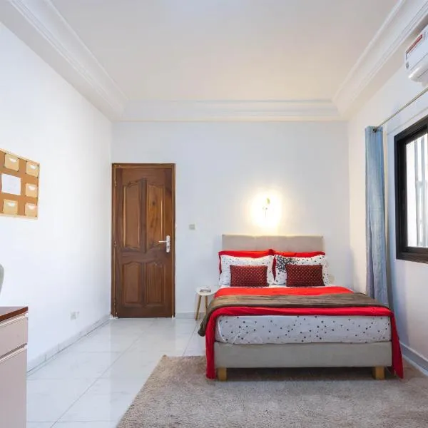 Logement paisible au cœur de Dakar, chambre avec bureau et salle de bain dans un appartement partagé，位于达喀尔的酒店