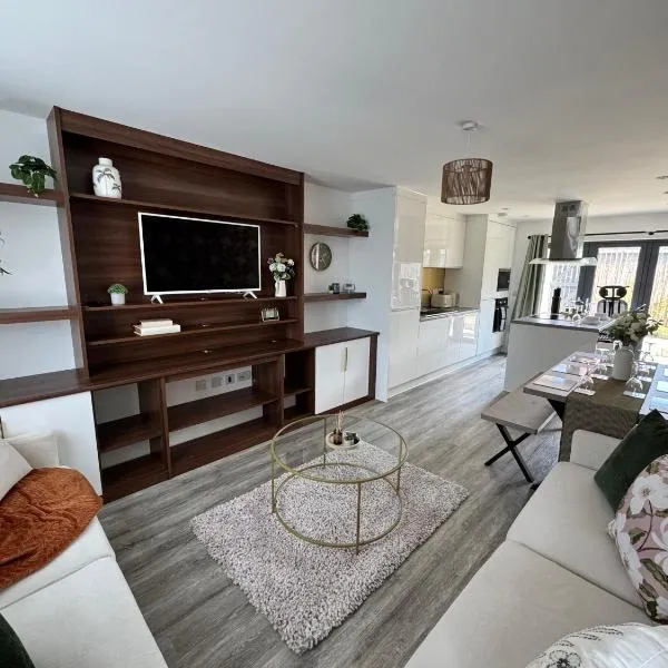 Luxury Retreat for 10 with Hot Tub and Spacious Garden，位于曼彻斯特的酒店