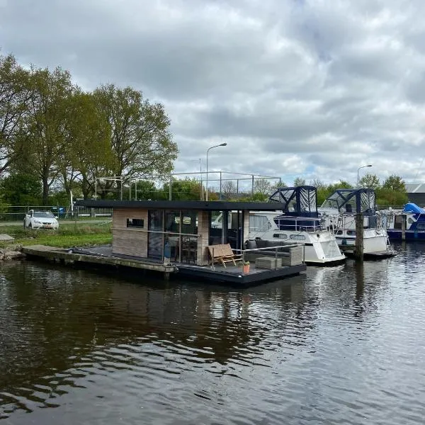 Hotelkamer op water Houseboat Wetterhûske Friesland，位于Suameer的酒店